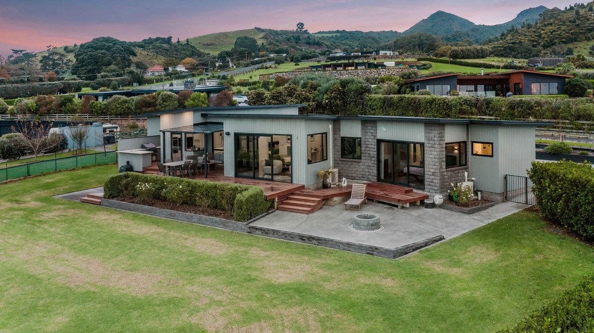 1 Ekuarangi Place, Kaitake, New Plymouth - Carousel 1