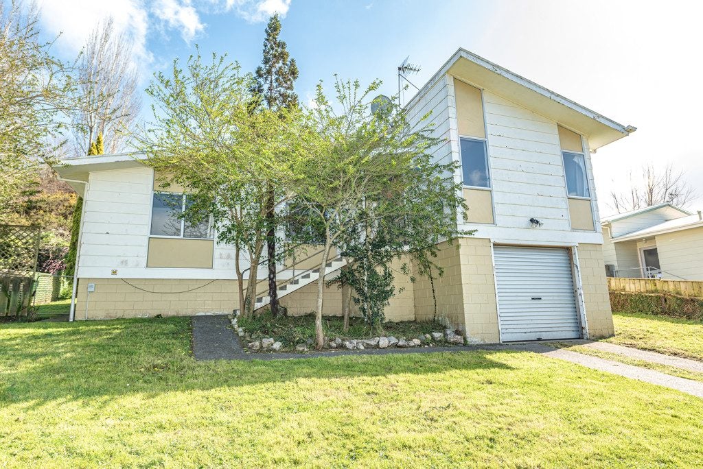 31 Savage Crescent, Aramoho, Whanganui - Carousel 1