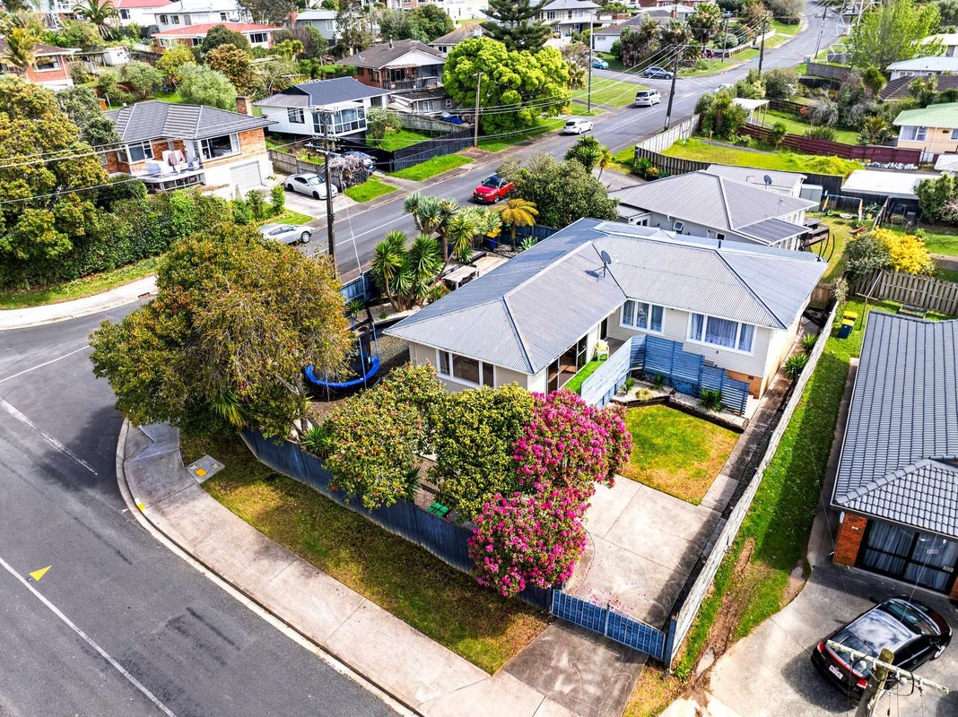 58 Tiroroa Avenue, Te Atatu South, Auckland - Carousel 2