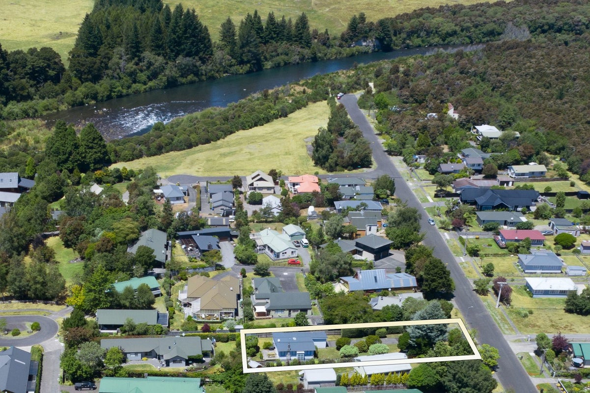 15 Kutai Street, Turangi - Carousel 1