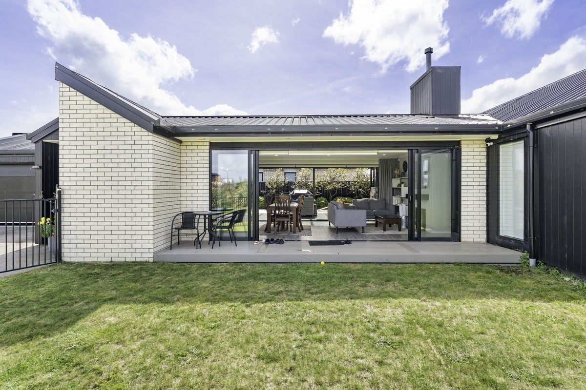 2 Inuwai Street, Glenview, Hamilton - Carousel 16