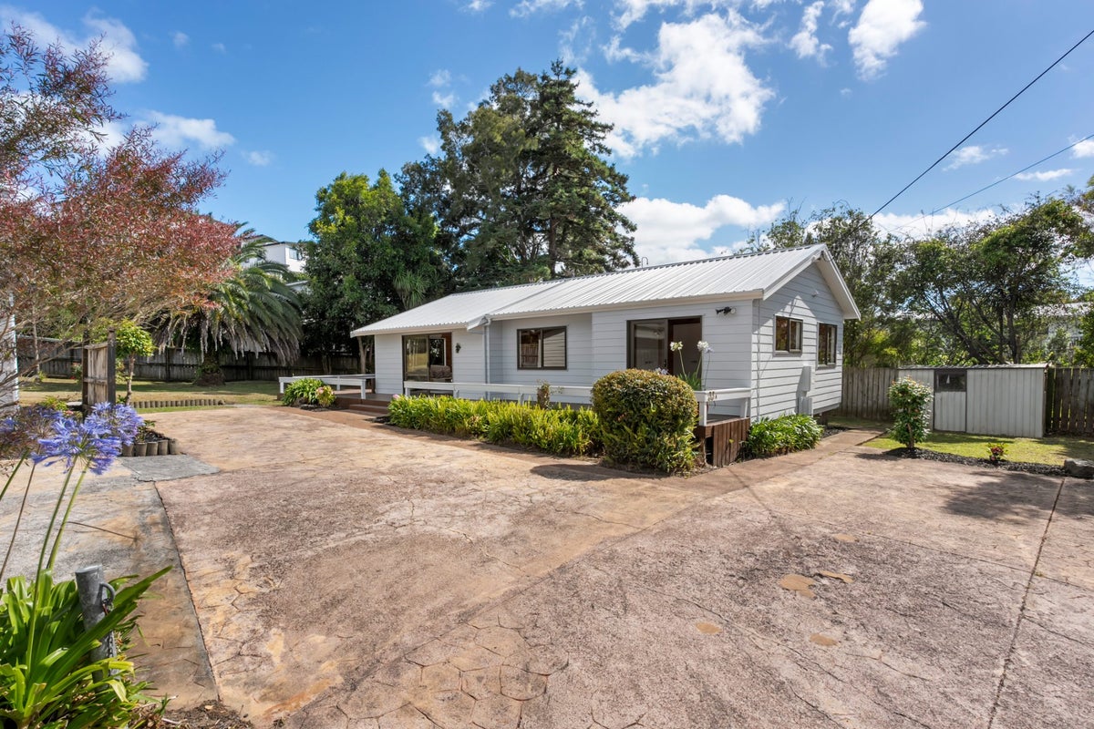33A Glenvar Road, Torbay, Auckland - Carousel 1