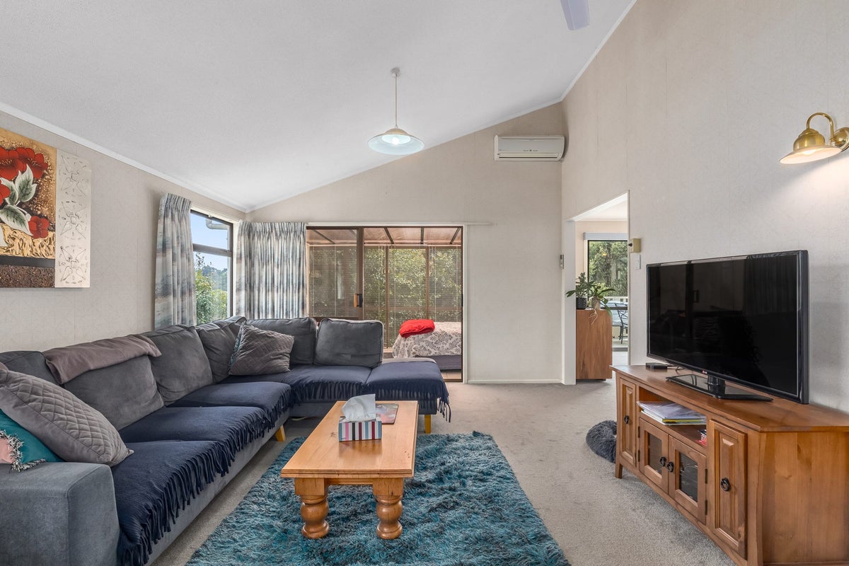 8 The Sounding, Whitby, Porirua - Carousel 2