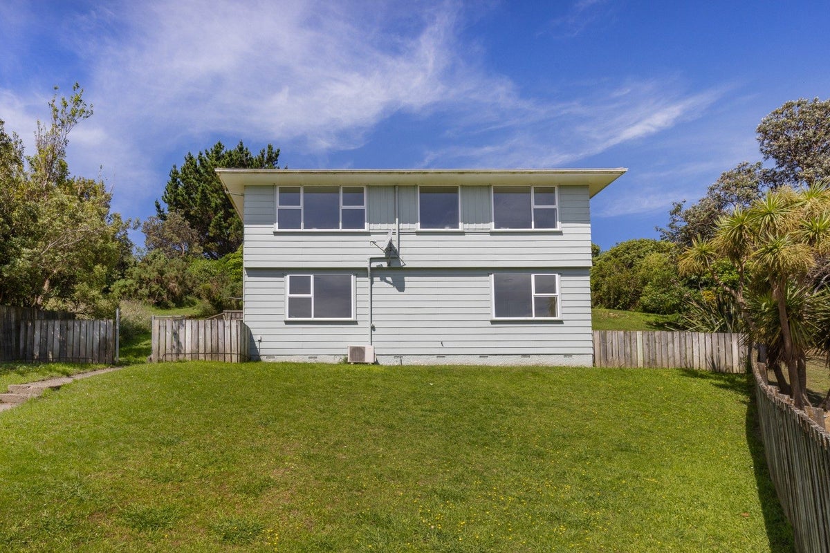 8 Penguin Grove, Waitangirua, Porirua - Carousel 10