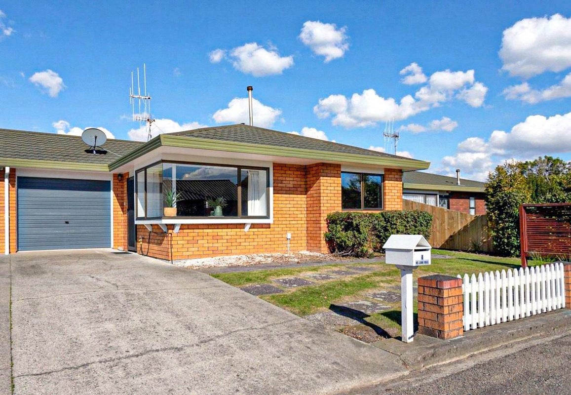 4 Edgecombe Court, Roslyn, Palmerston North - Carousel 1