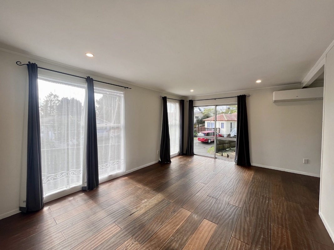 8 Kelman Road, Kelston, Auckland - Carousel 1
