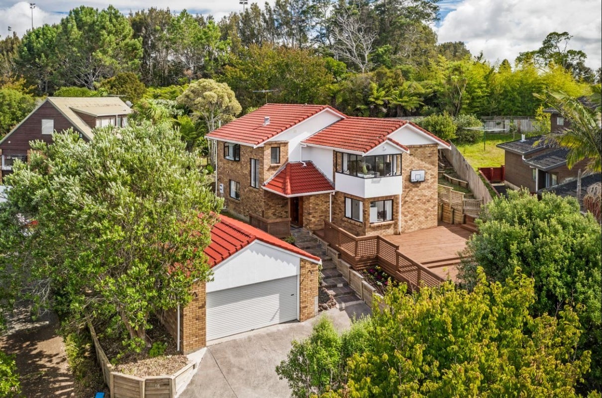 16 Strabo Place, Windsor Park, Auckland - Carousel 1
