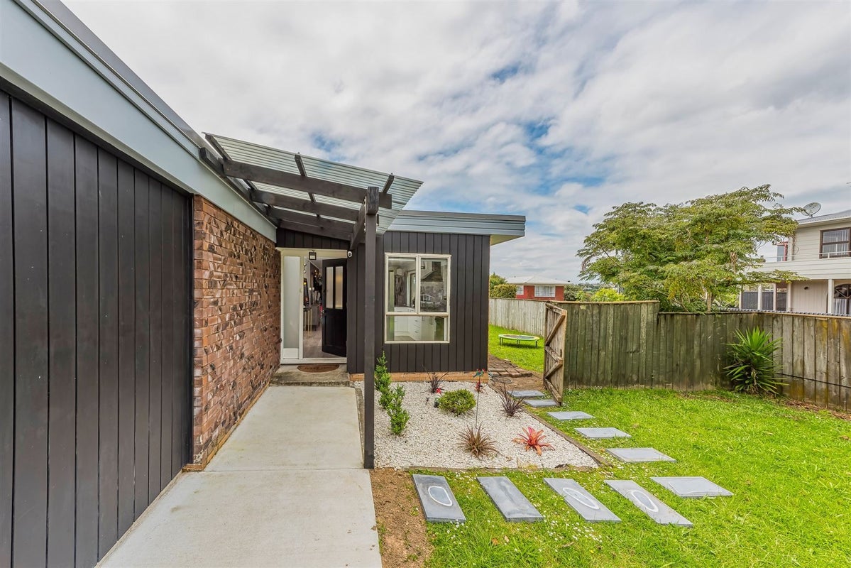 29 Realm Place, Massey, Auckland - Carousel 2