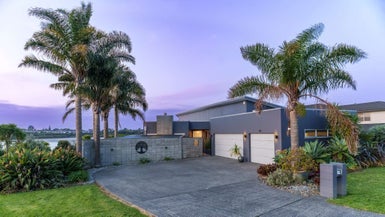 49 Aberdeen Crescent, Wattle Downs, Auckland - Carousel 1