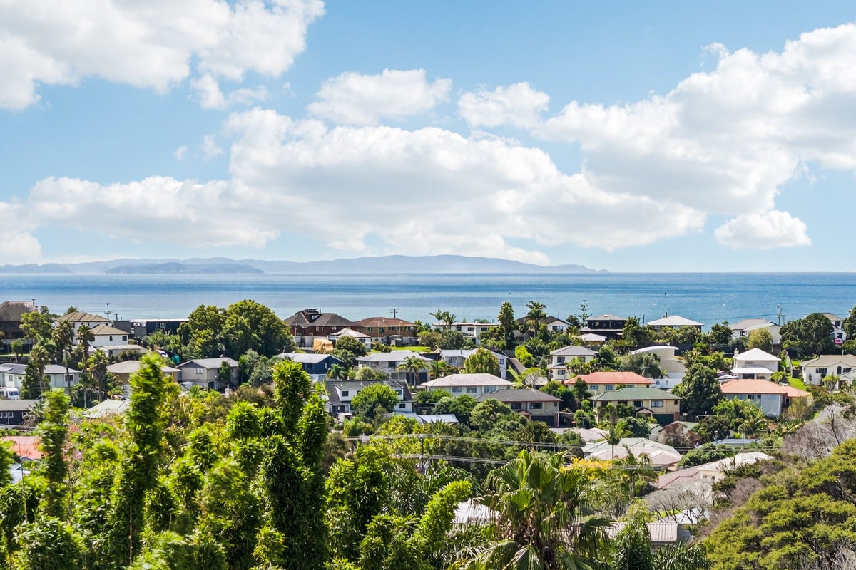38 Elliston Crescent, Stanmore Bay, Whangaparaoa - Carousel 1