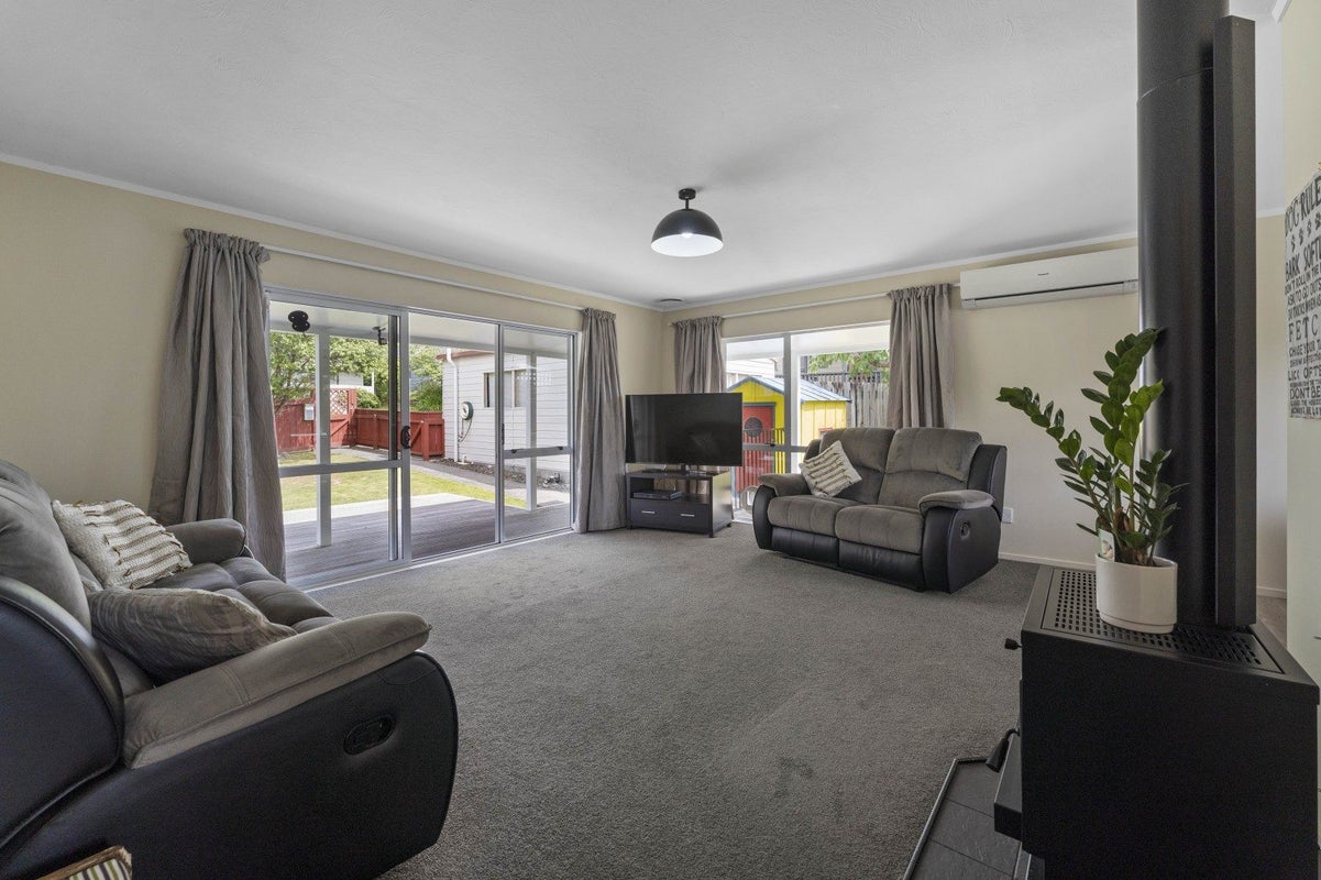 2 Seagull Place, Whitby, Porirua - Carousel 2
