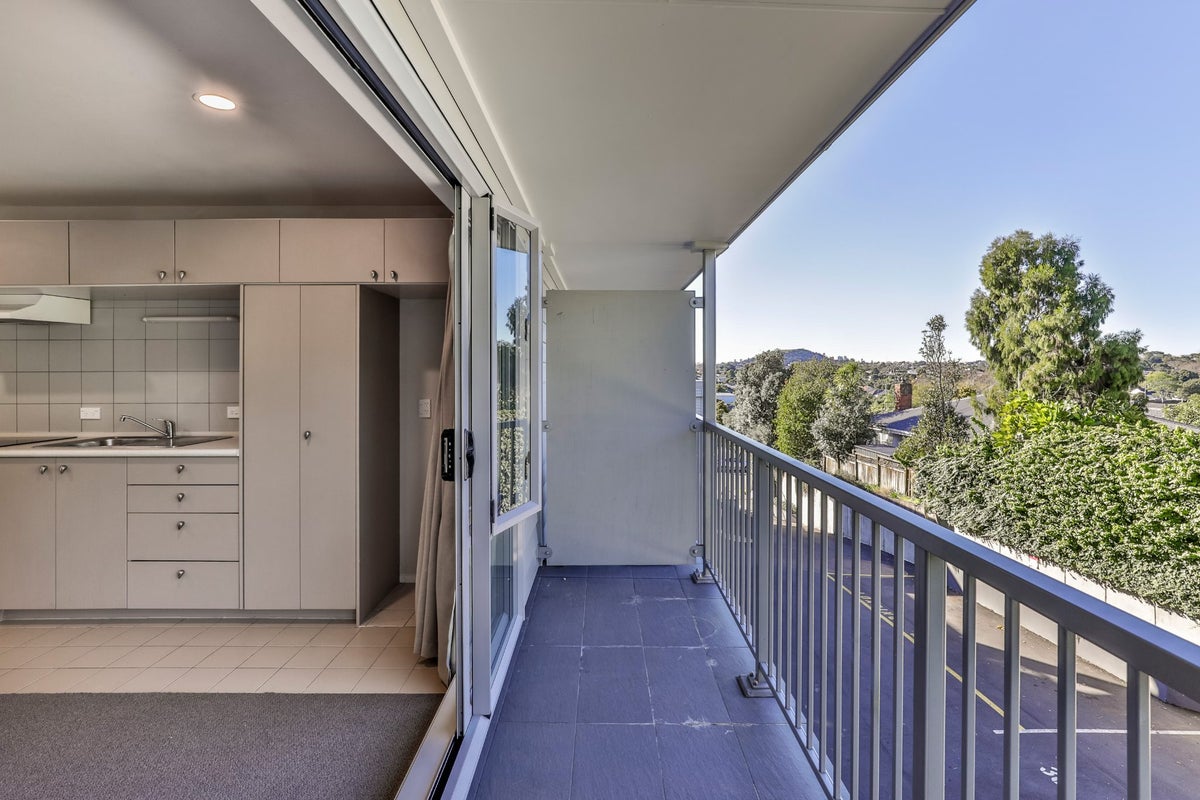 2S/3 Keystone Avenue, Three Kings, Auckland - Carousel 2