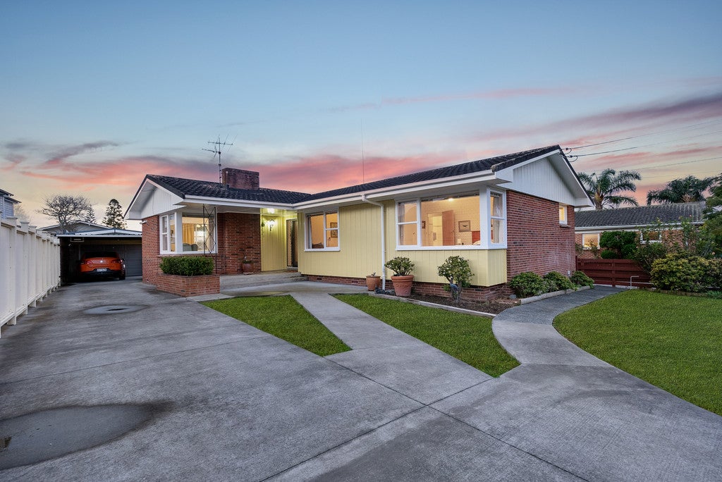 12 Cleland Crescent, Blockhouse Bay, Auckland - Carousel 1