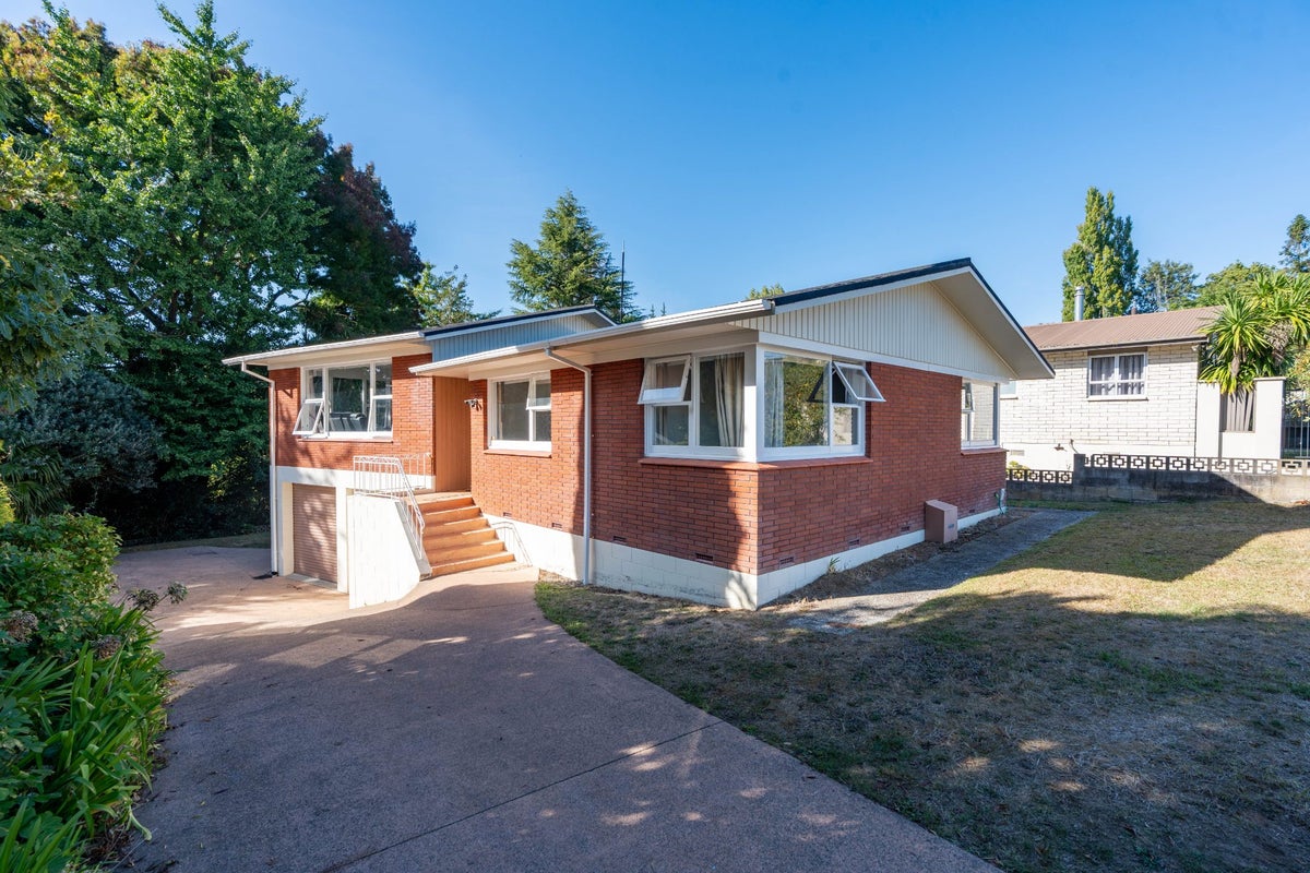13 Dawn Rise, Glenview, Hamilton - Carousel 1
