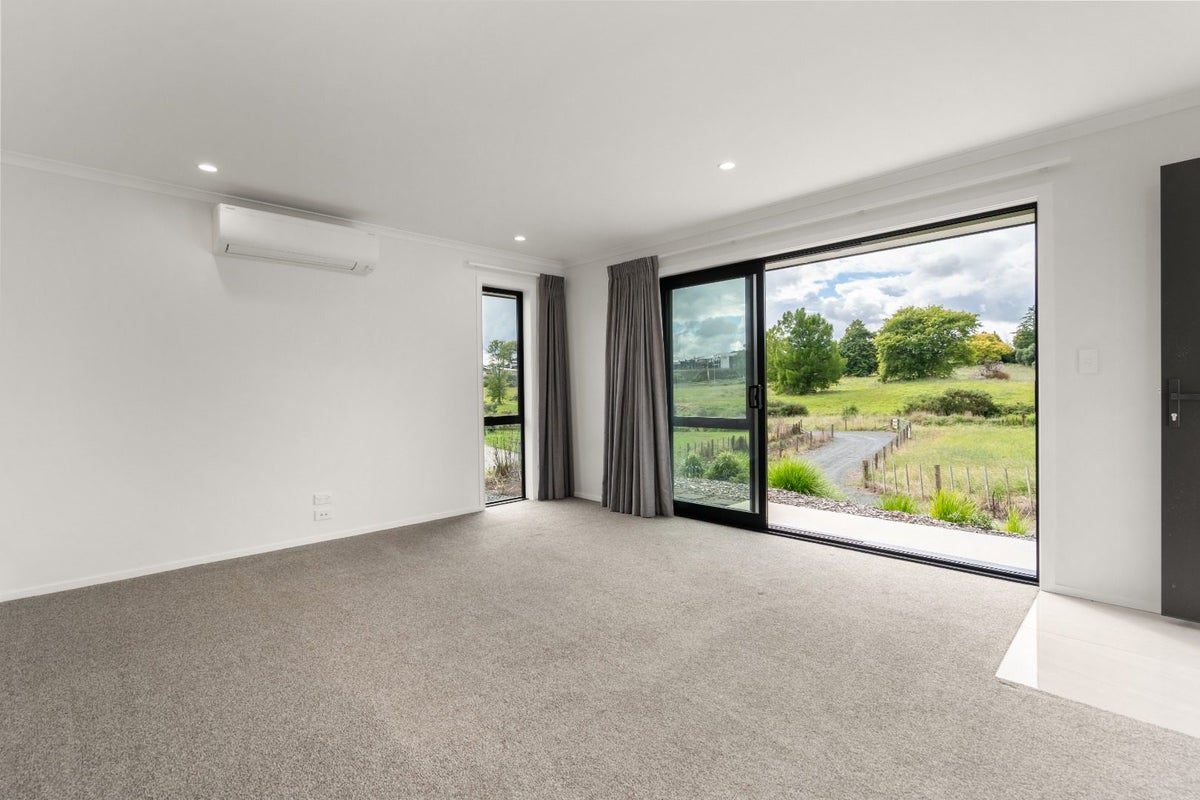 54 Exeter Street, Glenview, Hamilton - Carousel 1