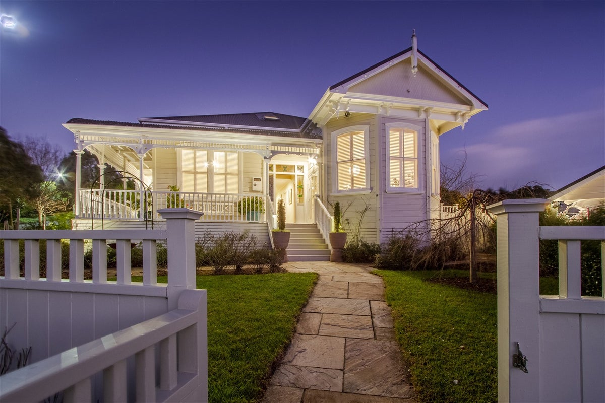 6 Eastvale Close, Greenhithe, Auckland - Carousel 1
