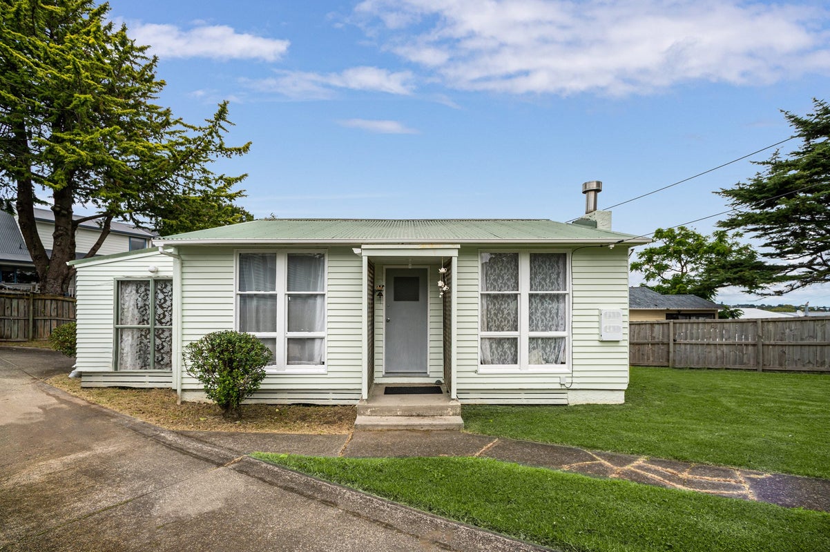 6 Courtland Avenue, Glen Innes, Auckland - Carousel 1
