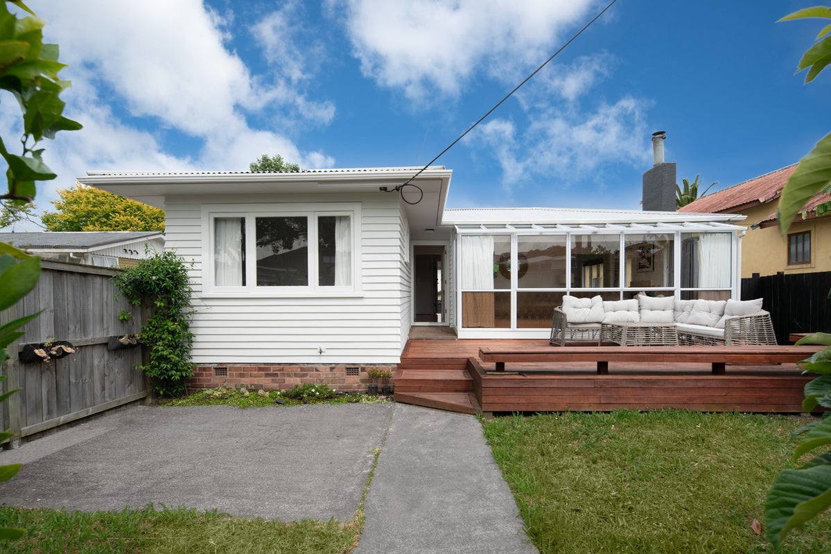 9 Stephen Avenue, Henderson, Auckland - Carousel 1