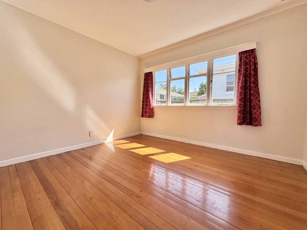 7 Marlene Avenue, Te Atatu South, Auckland - Carousel 1