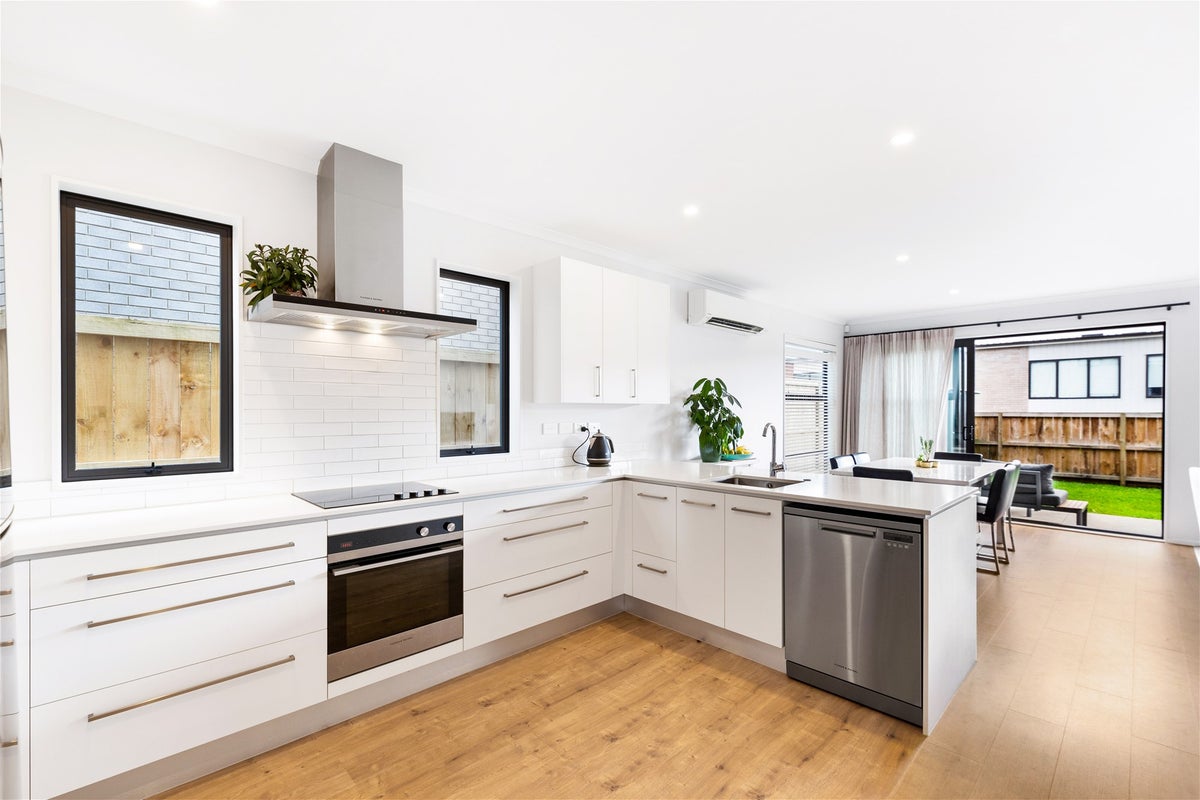 24 Vincent McGrath Crescent, Swanson, Auckland - Carousel 2