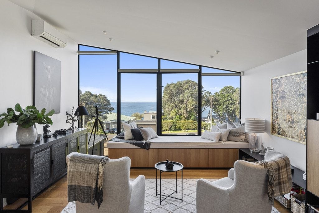 4 Waikare Road, Oneroa, Waiheke Island - Carousel 1