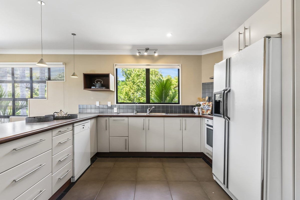 16 Ganymede Place, Half Moon Bay, Auckland - Carousel 2