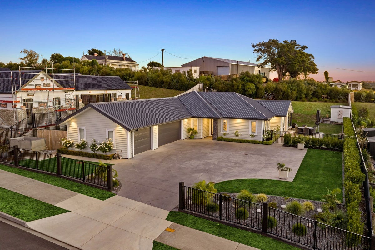 12 Kerr Crescent, Patumahoe, Pukekohe - Carousel 1