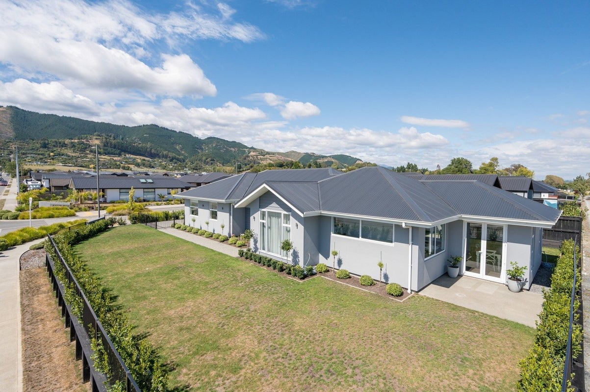 2 Hallmark Drive, Hope, Richmond - Carousel 2
