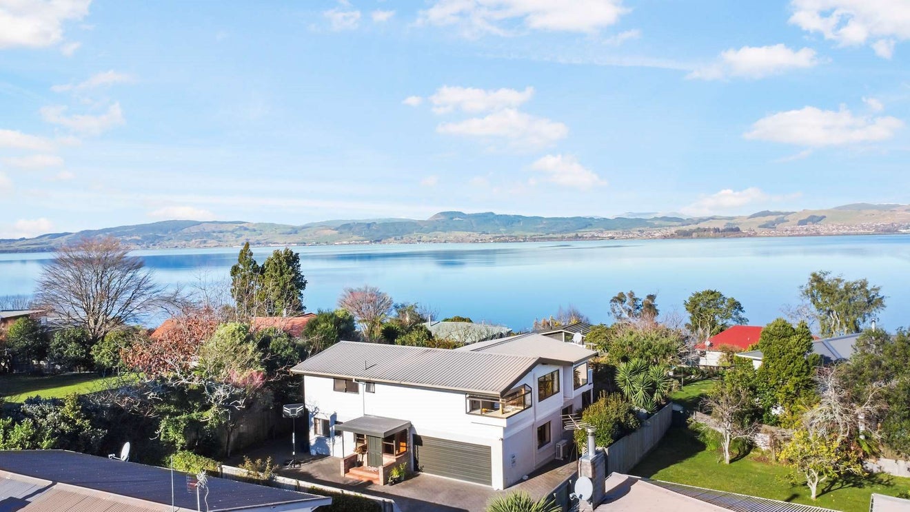 13A Grand Vue Road, Kawaha Point, Rotorua - Carousel 1