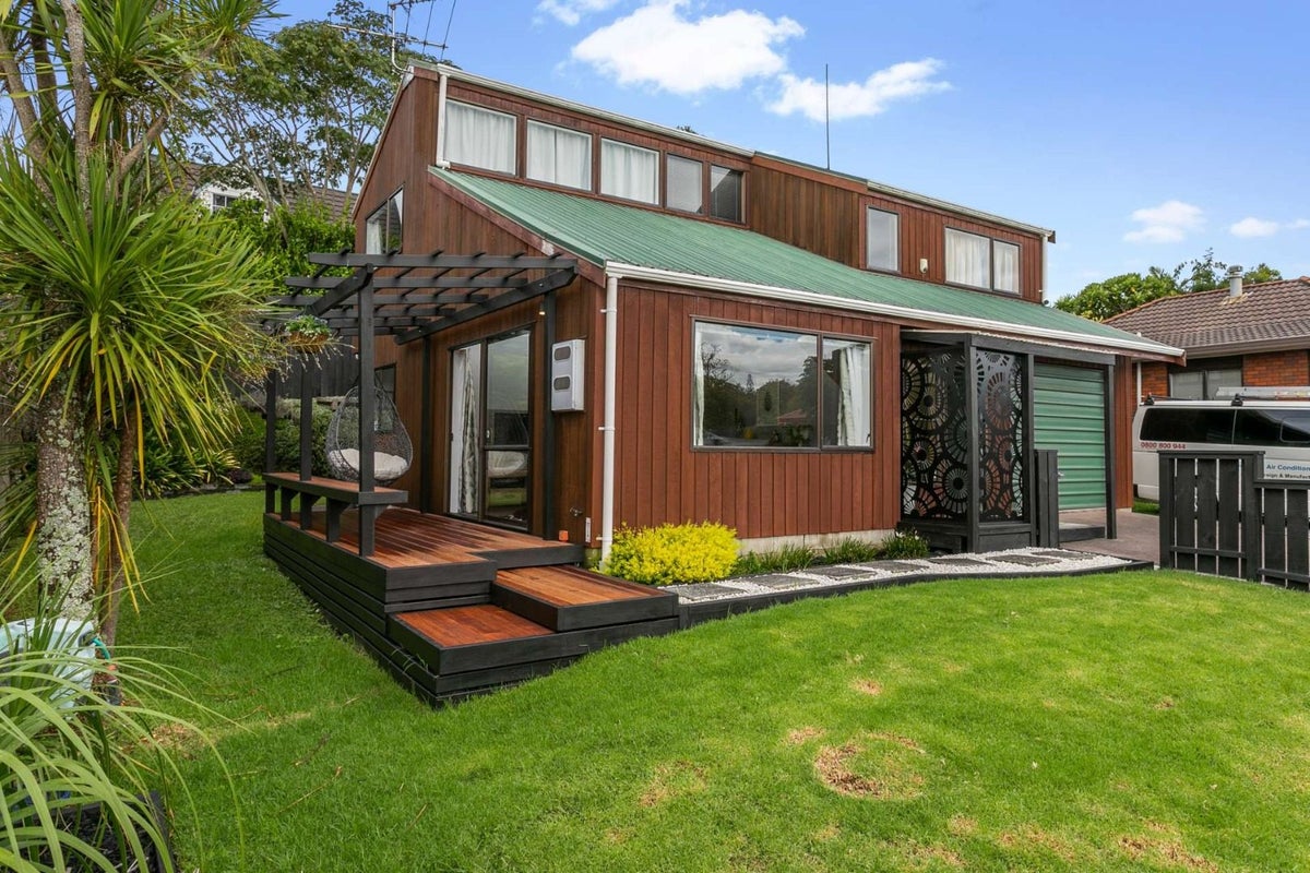 38A Taupiko Place, Green Bay, Auckland - Carousel 1