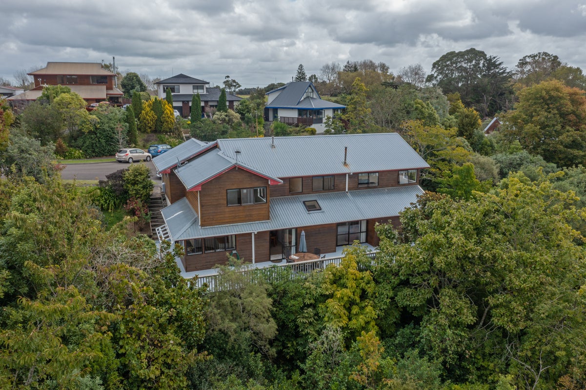 32 Springdale Grove, Fitzherbert, Palmerston North - Carousel 1