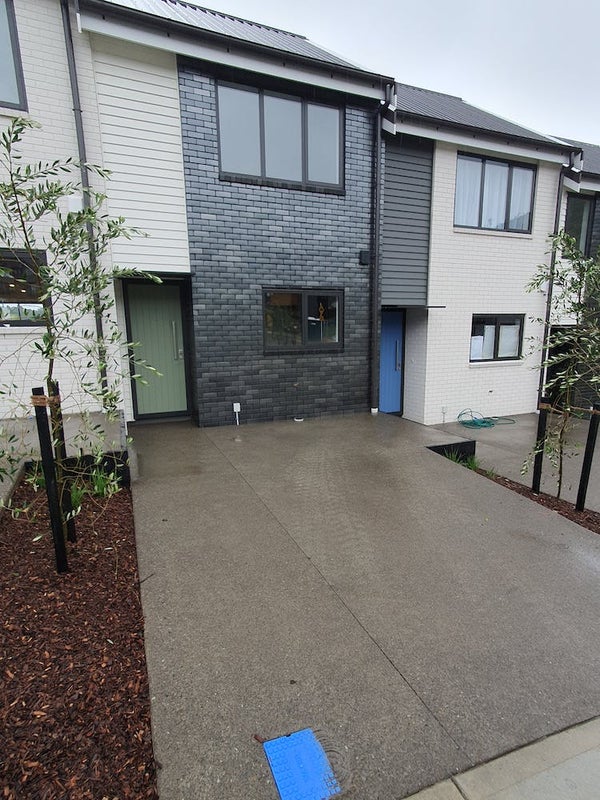 6 Bee Lane, Whitby, Porirua - Carousel 1