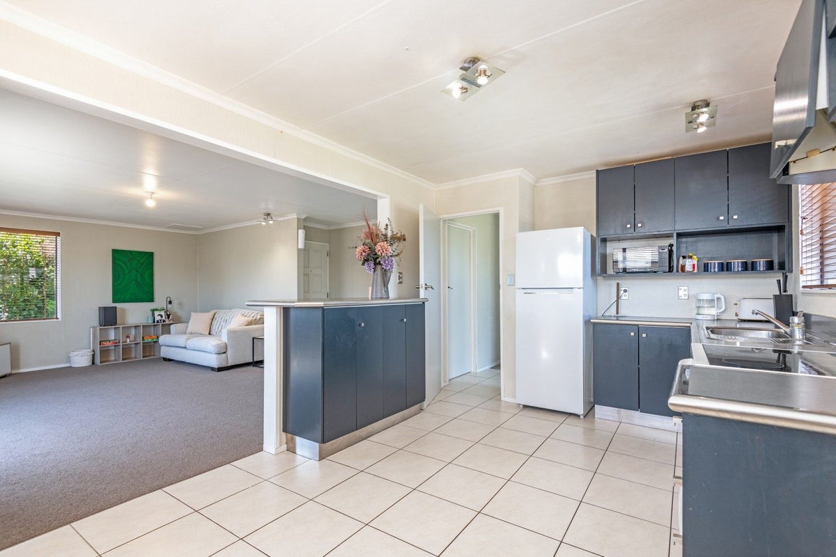 12 Hillcrest Drive, Kelvin Grove, Palmerston North - Carousel 2