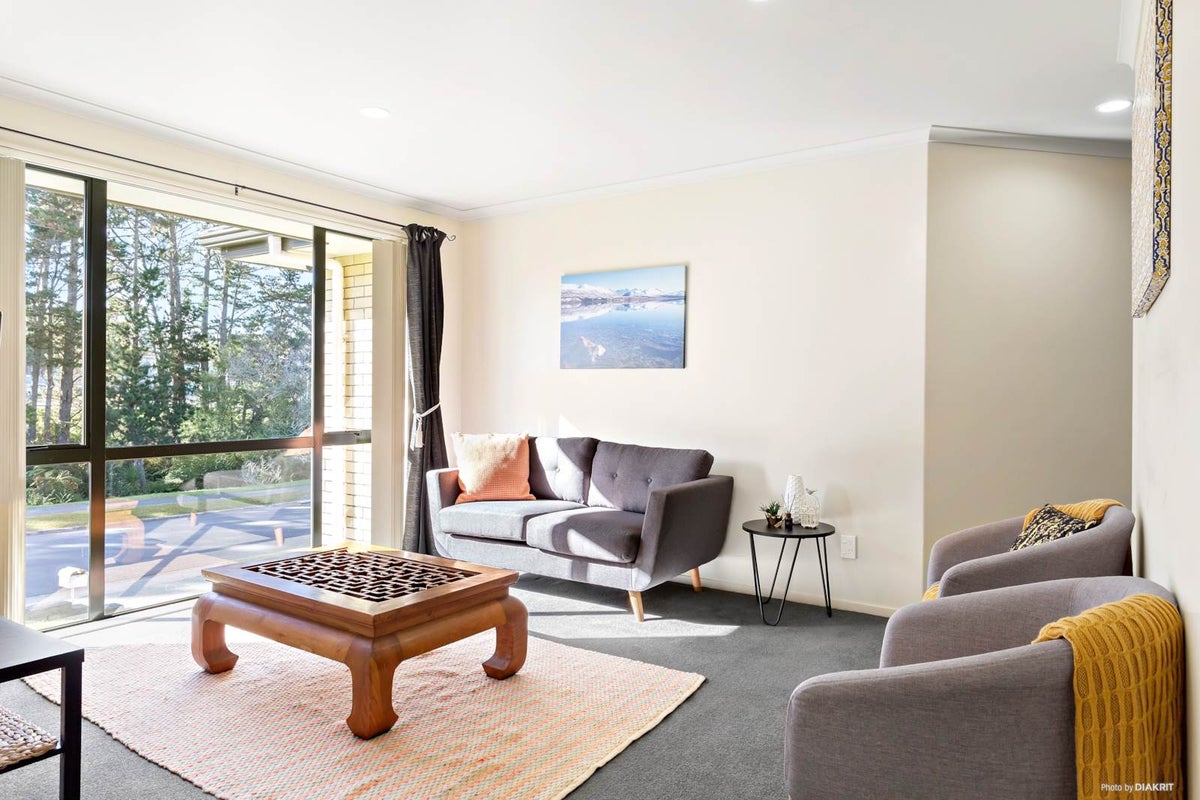 6 Pharlap Drive, Fairview Heights, Auckland - Carousel 2