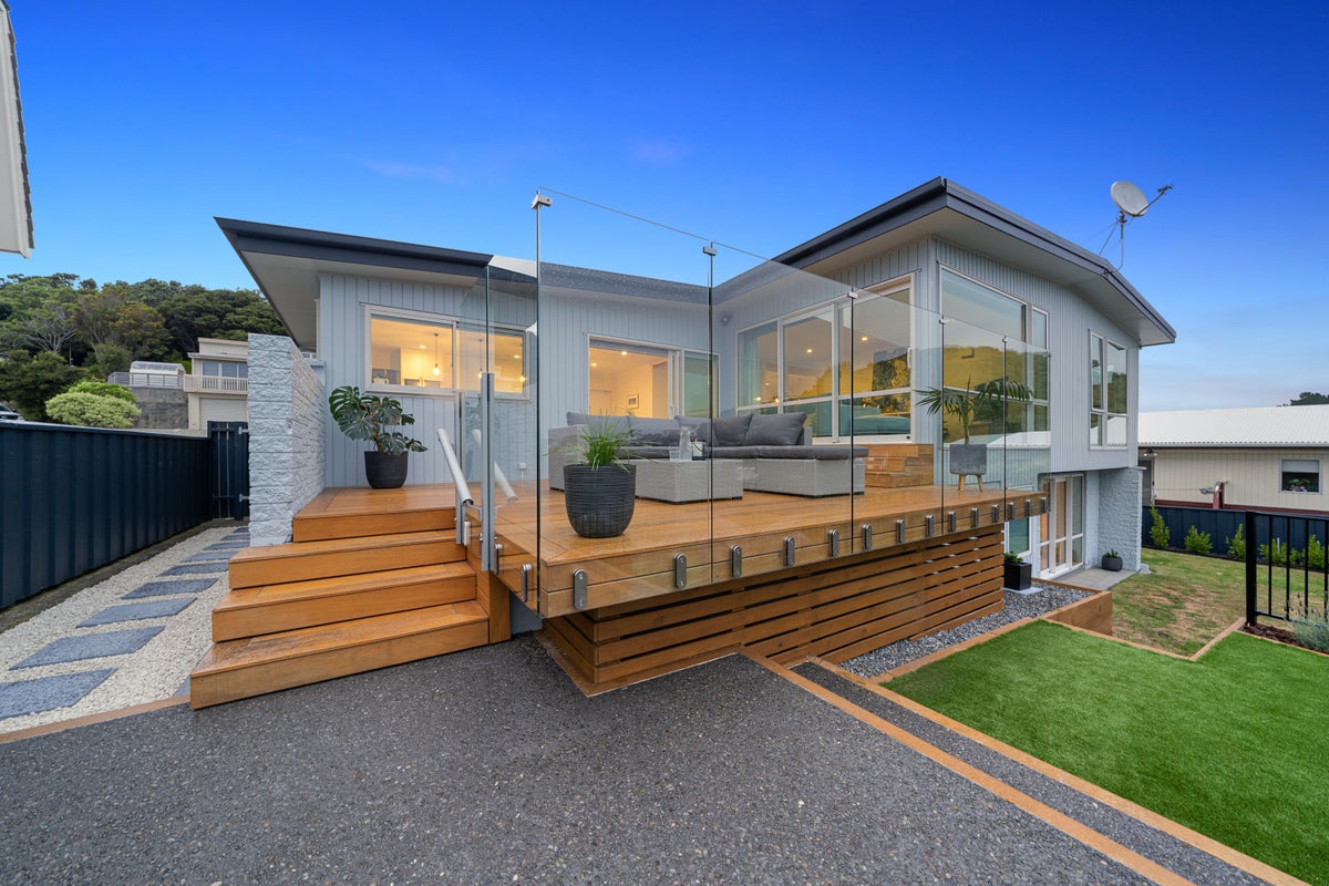 5 Compass Way, Whitby, Porirua - Carousel 2