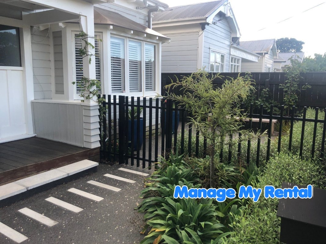 15 Elizabeth Street, Petone, Lower Hutt - Carousel 1