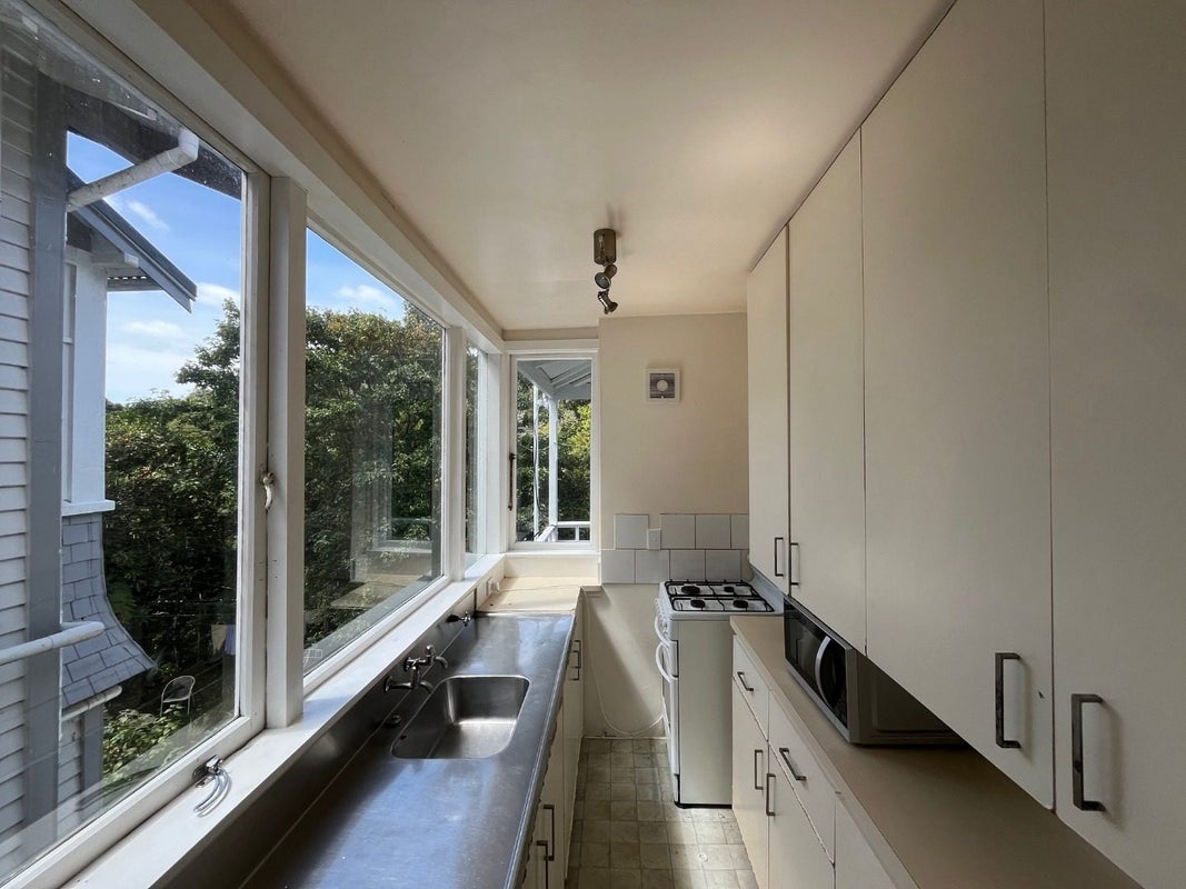 2/106 Glenmore Street, Kelburn, Wellington - Carousel 2