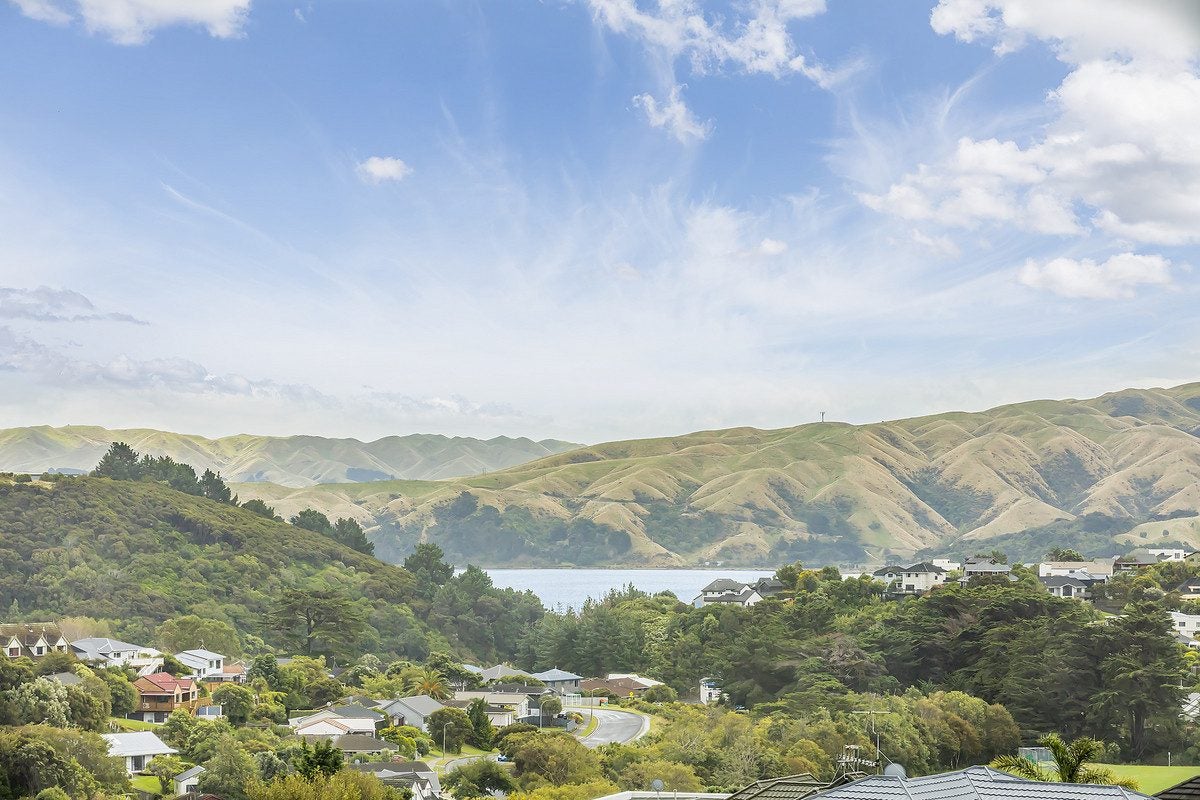 8 Polestar Lane, Whitby, Porirua - Carousel 1