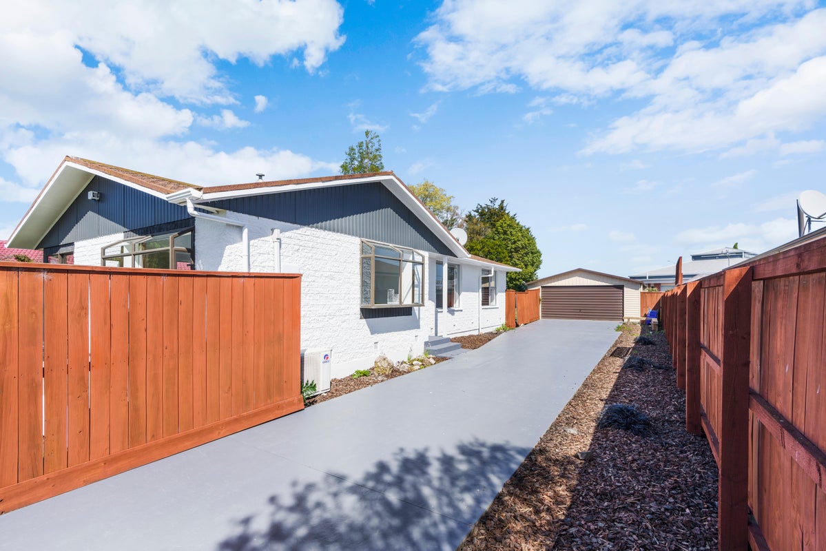 16 La Perouse Place, Northcote, Christchurch - Carousel 1
