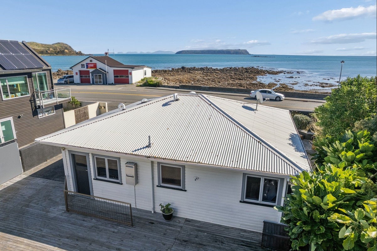 7 Sunset Parade, Plimmerton, Porirua - Carousel 1