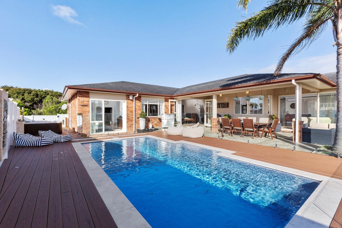 2 Liberty Crescent, Beachlands, Auckland - Carousel 1
