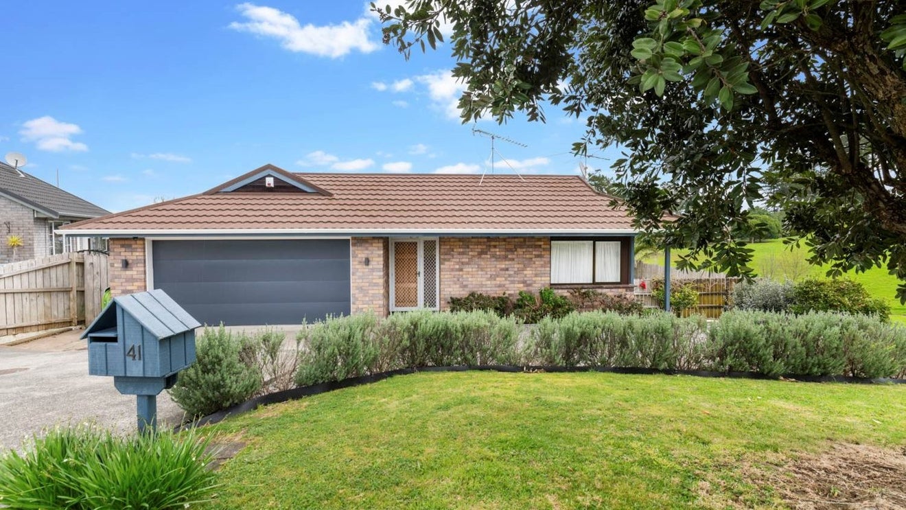 41 Pinewood Grove, Botany Downs, Auckland - Carousel 1