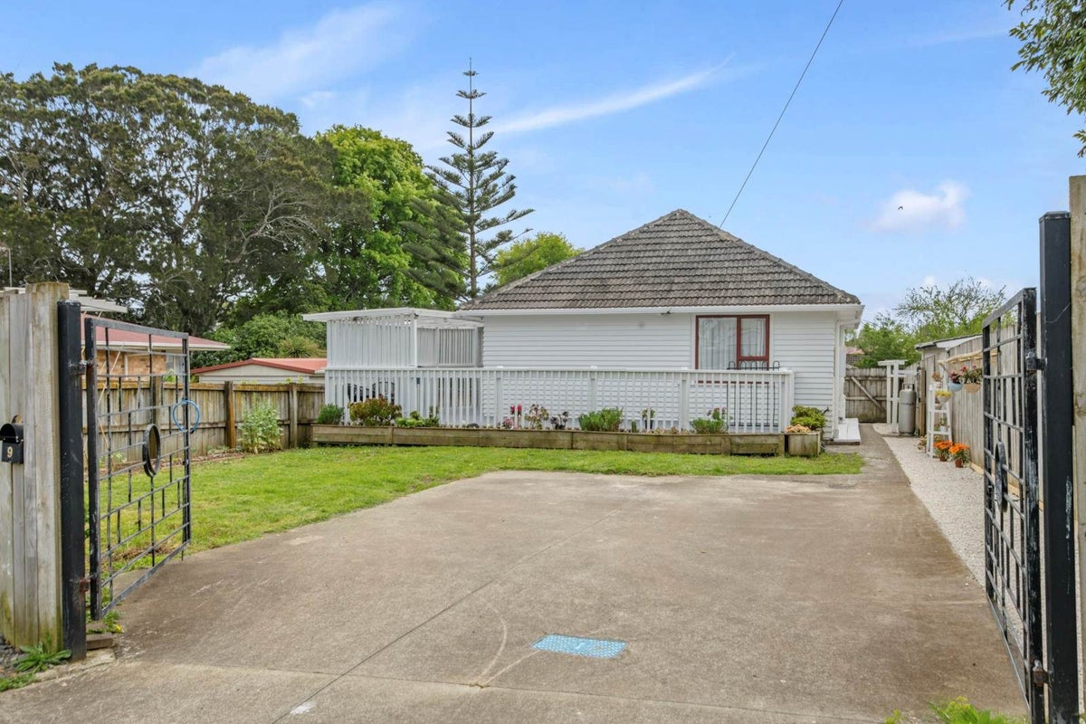 9 Lloyd Avenue, Papatoetoe, Manukau City, Auckland - Carousel 1