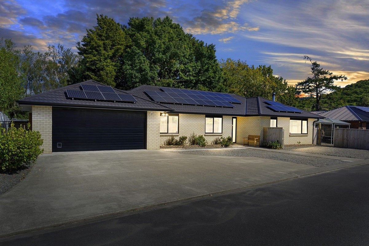 16A Sunstone Crescent, Brown Owl, Upper Hutt - Carousel 1