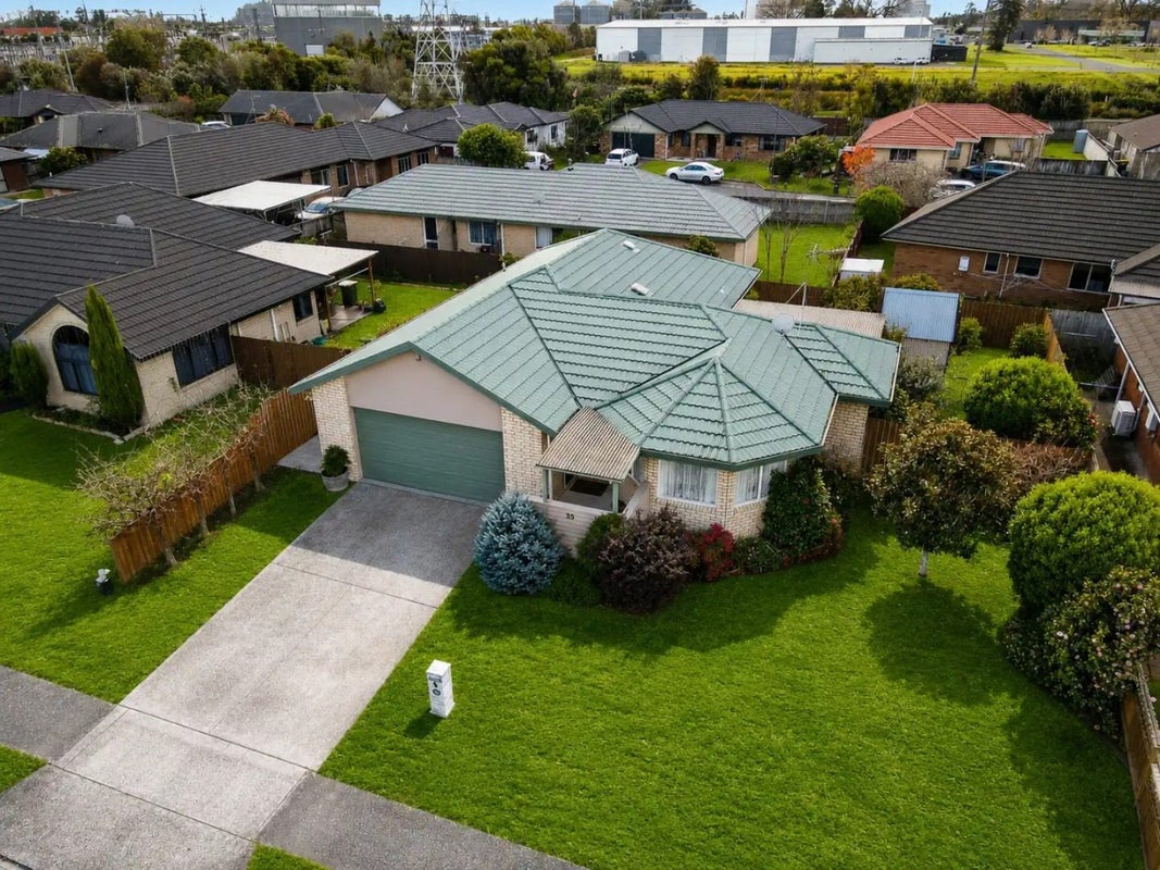 35 Nottingham Drive, Hamilton East, Hamilton - Carousel 2