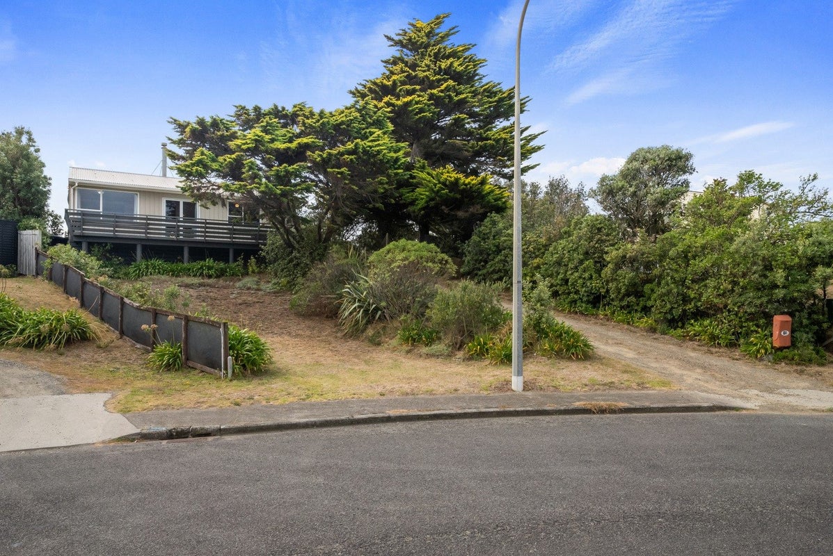 2 Arataki Way, GLEN EDEN, AUCKLAND - Carousel 1