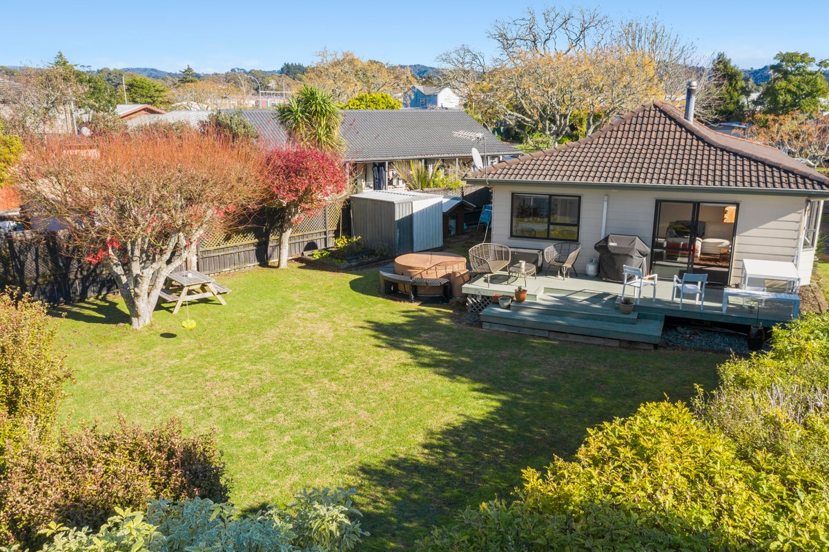 5 Redlands Grove, Swanson, Auckland - Carousel 2