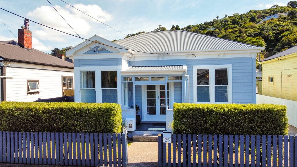25 Riddlers Crescent, Petone, Lower Hutt - Carousel 1