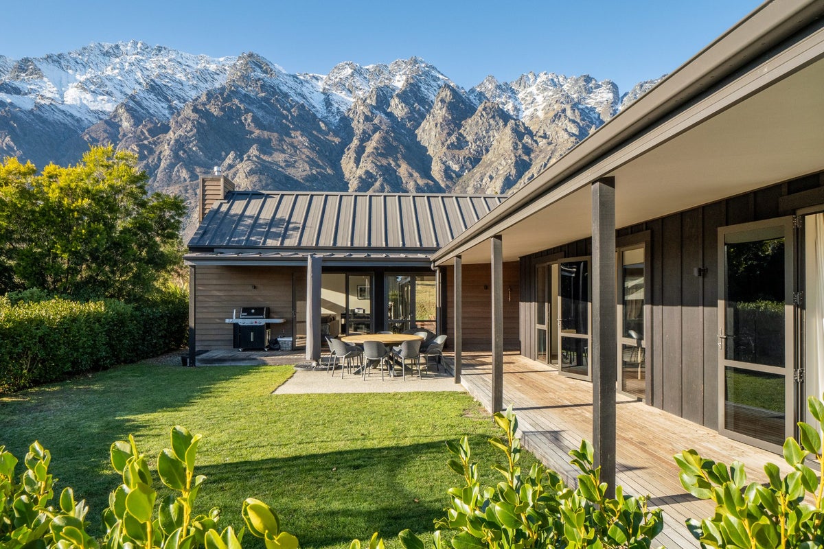7 Glenfiddich RD, Jacks Point, QUEENSTOWN - Carousel 2