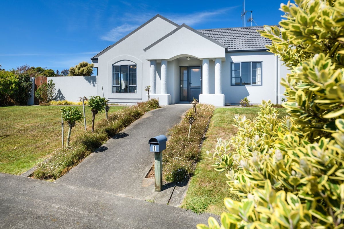1 Logan Place, Kelvin Grove, Palmerston North - Carousel 22